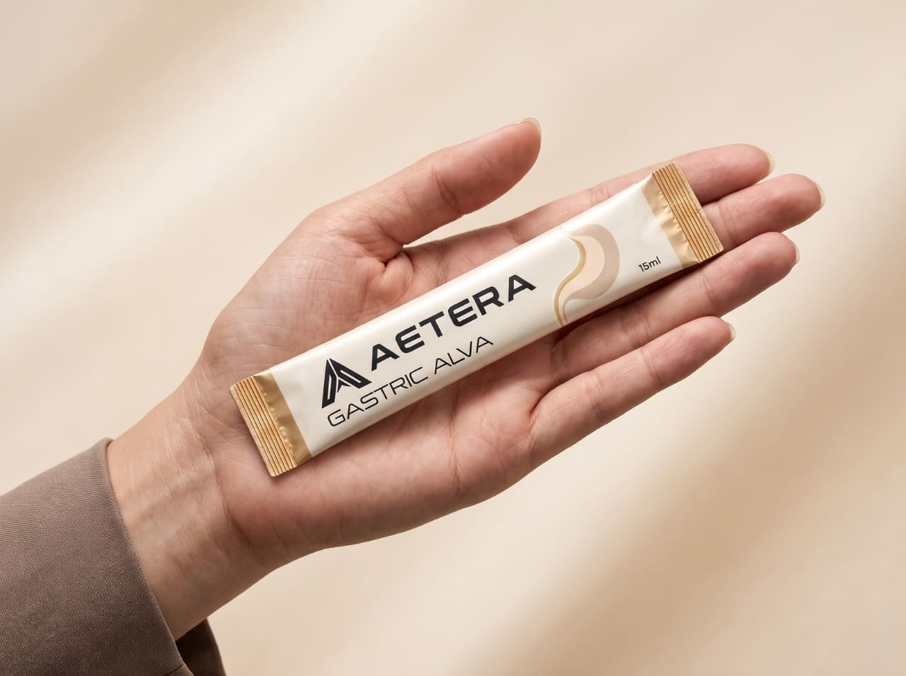 Gói gel AETERA Gastric Alva 15ml nằm gọn trong lòng bàn tay
