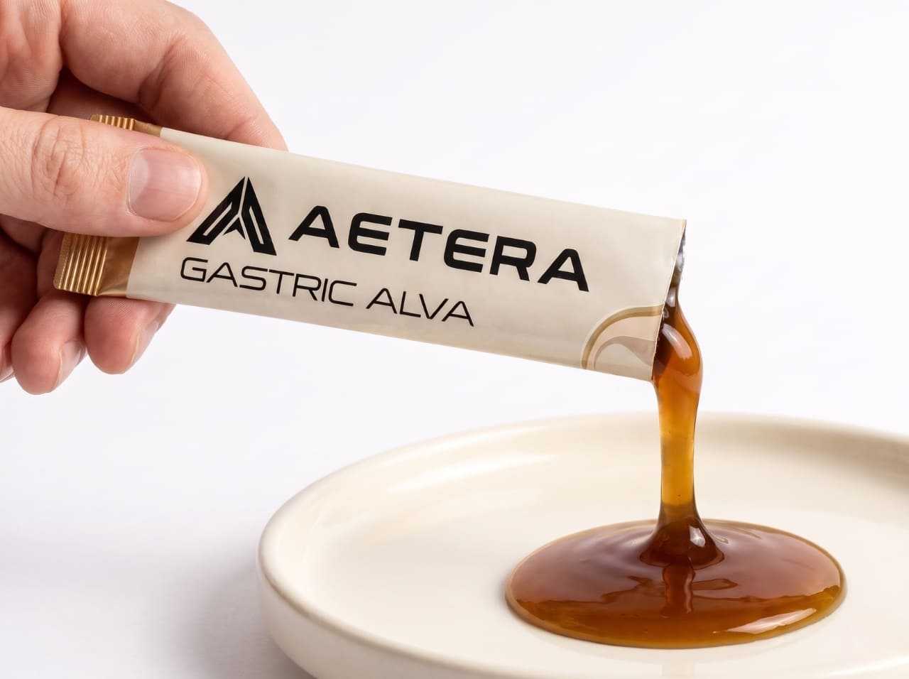 Cận cảnh gel AETERA Gastric Alva màu hổ phách được rót từ gói